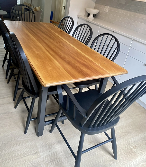 table-charis-two-tone